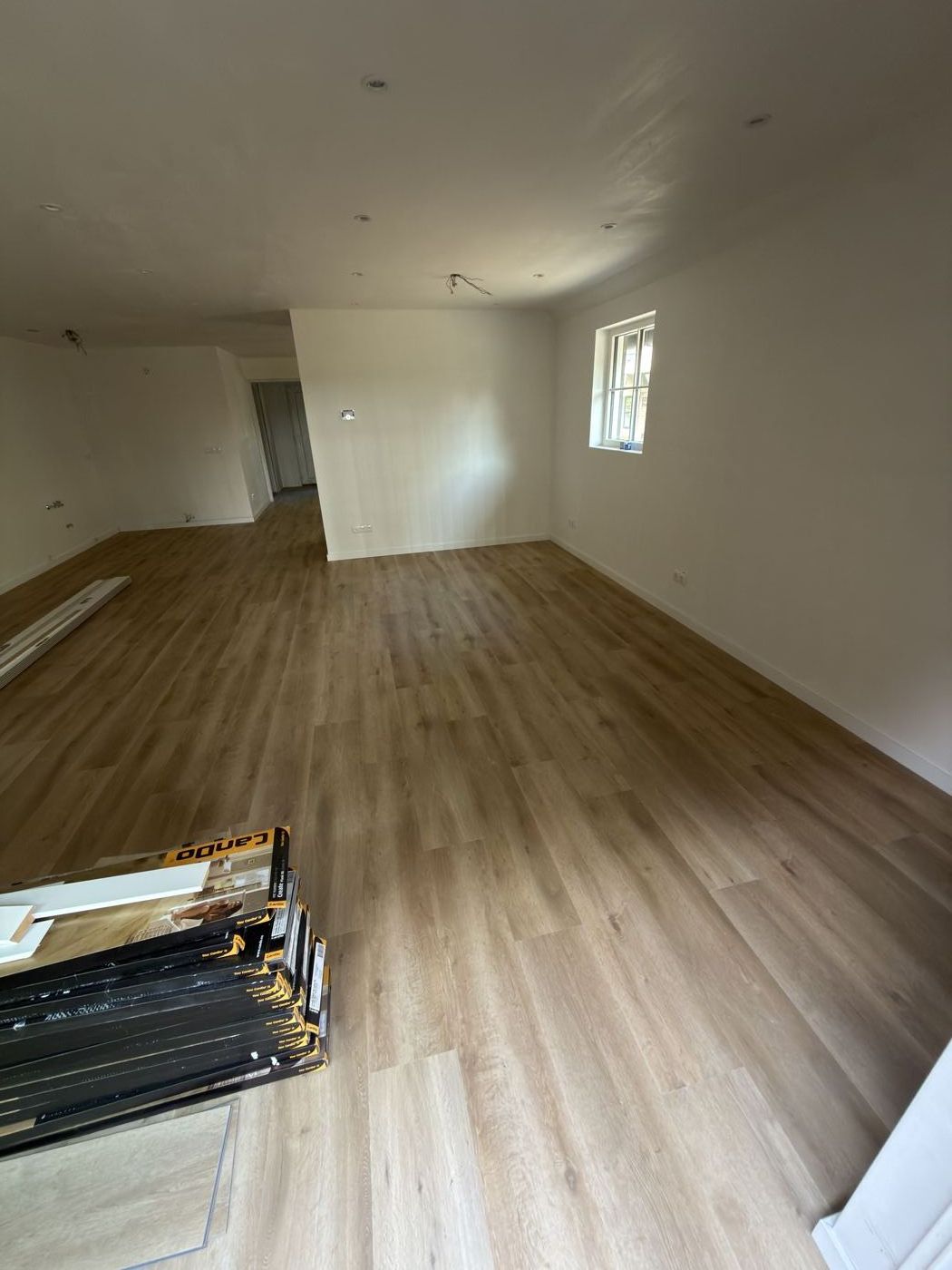 Open woonruimte met nieuwe vloer