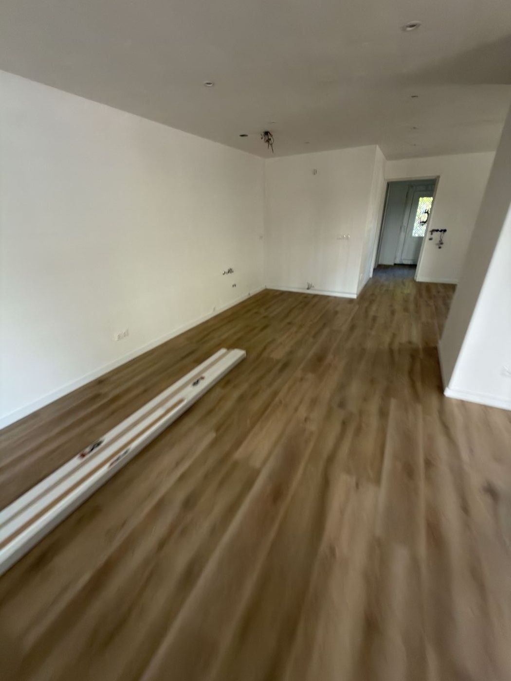 Nieuwe vloer in lege kamer met raam