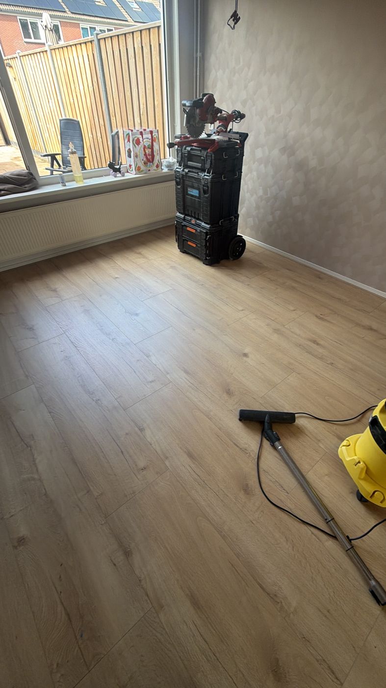 Woonkamer tijdens oplevering met gereedschap